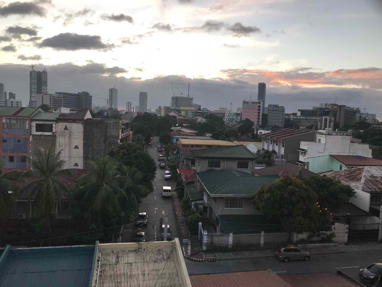   Ƹٿ ġ׿.  5   Դϴ. ϴ Ƹ   ִµ.     ߽ϴ! What a beautiful view! I looked down from the fifth floor of our dormitory. The sky was beautifully colored by the setting sun. These places blew me away absolutely.