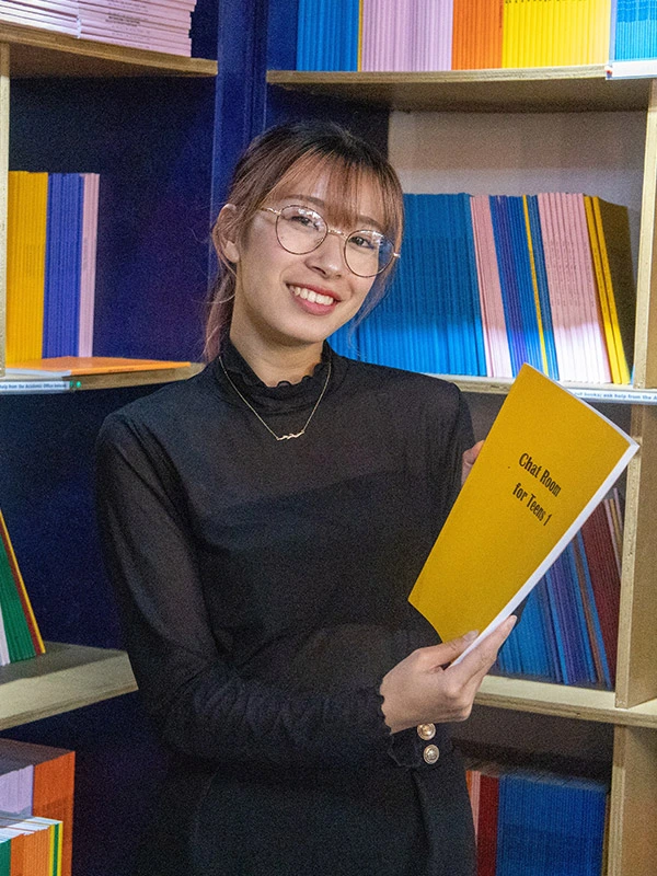 비세부어학원 도서관에서 책을 소개하는 티쳐