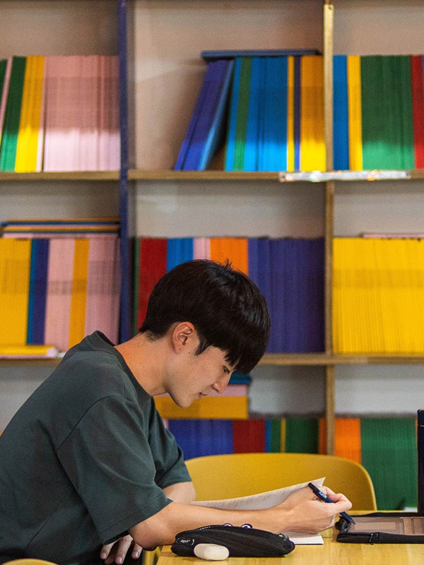 비세부어학원 도서관에서 공부하는 학생