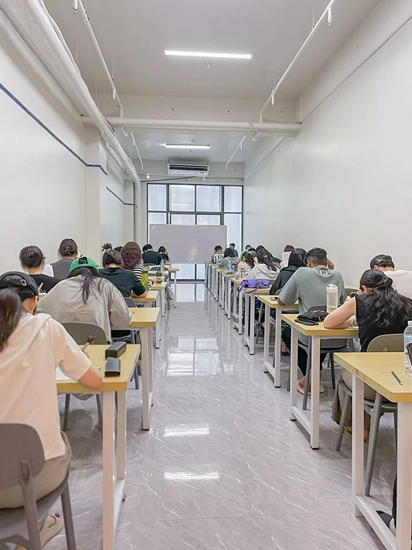 bcebu어학원 수업하는 학생들의 뒷모습