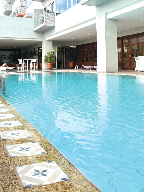 이프렌즈 숙소동 수영장과 카페 벽면